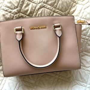 Michael Kors Women’s Selma Medium Top Zip Satchel (Soft Pink/Ecru/Fawn)